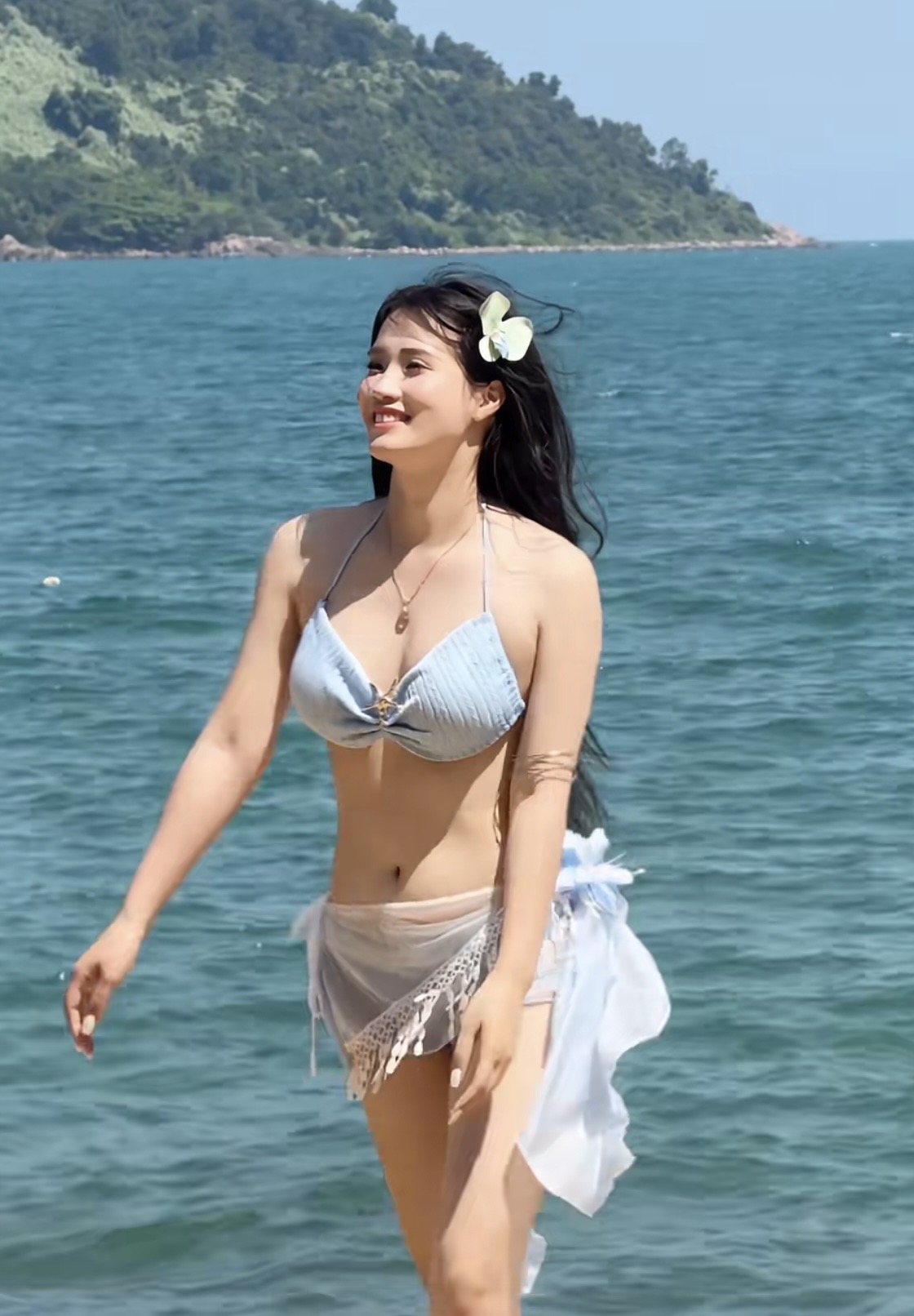 Sáng bừng cả khung hình, cô giáo mầm non gây bất ngờ với vóc dáng chuẩn chỉnh và thần thái cuốn hút