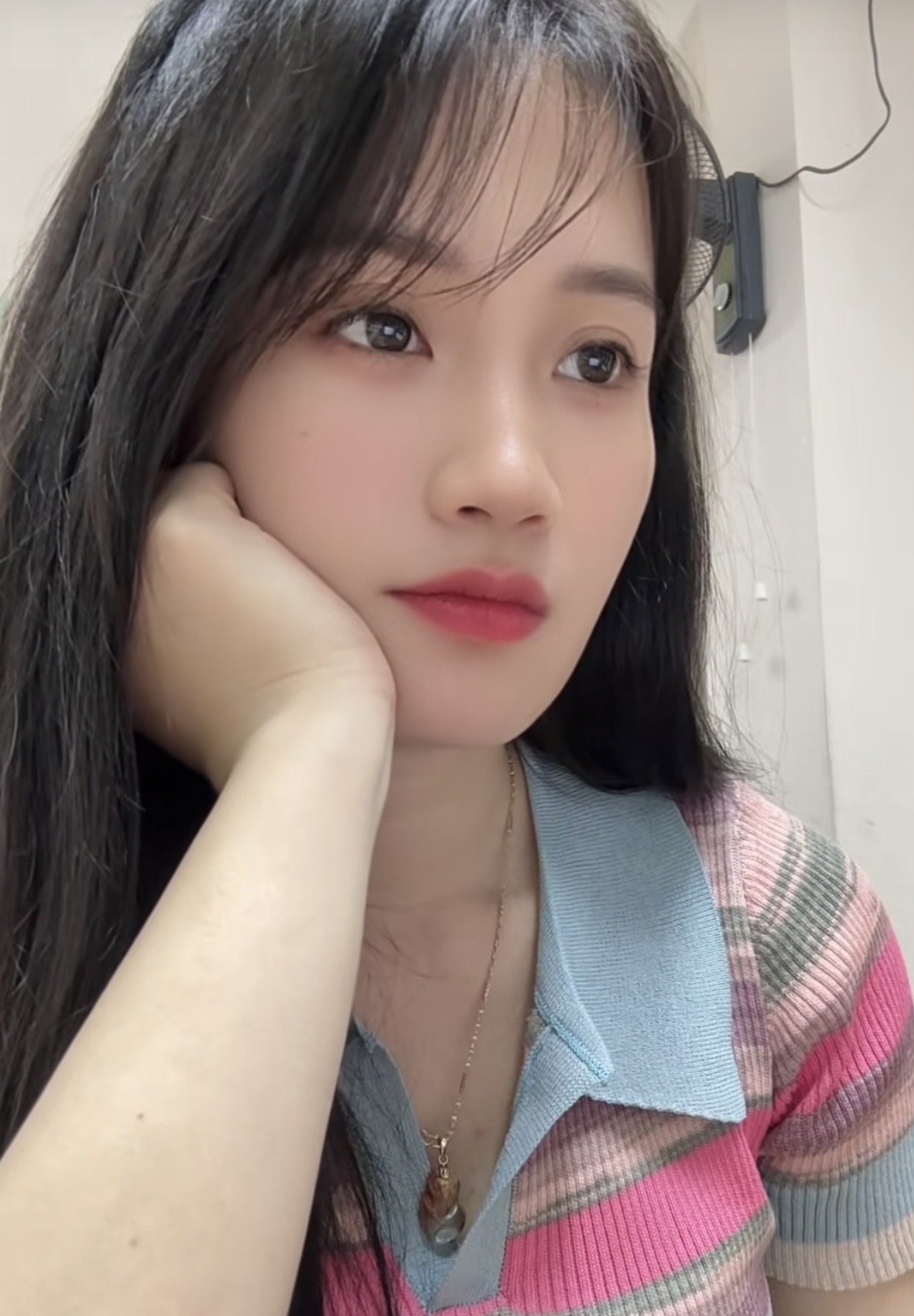 Sáng bừng cả khung hình, cô giáo mầm non gây bất ngờ với vóc dáng chuẩn chỉnh và thần thái cuốn hút