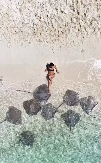 Hot girl xinh đẹp, thực hiện một buổi chụp ảnh táo bạo đến mức khiến người xem 