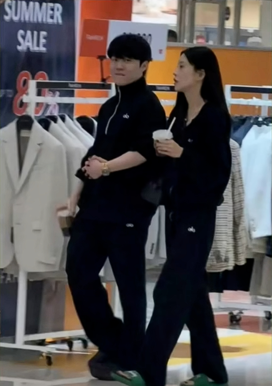 Rookie lần đầu công khai xuất hiện cùng tình mới