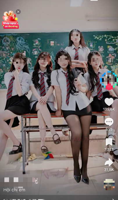 Chụp ảnh kỷ yếu với 