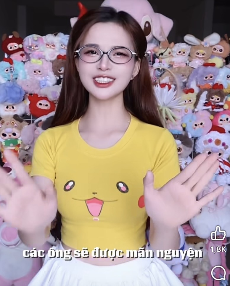 Soi nhan sắc Mèo 2k4 qua hai tấm ảnh diện áo Pikachu cách nhau 5 năm: Lột xác từ 