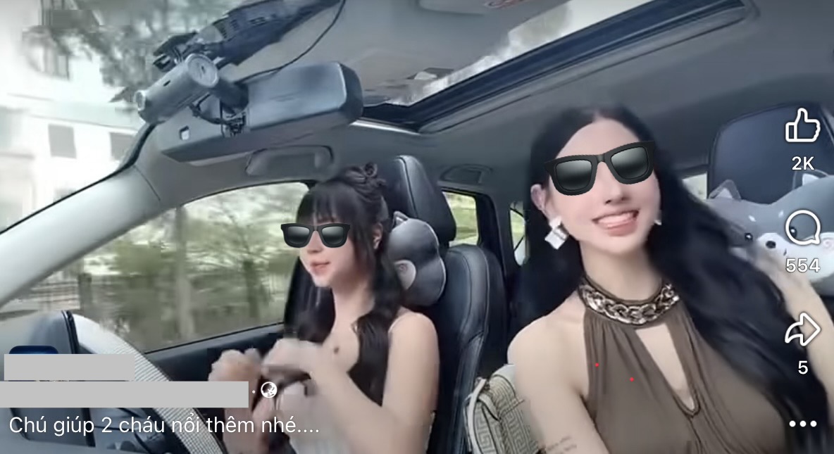 Hết mình với TikTok, hai cô gái 