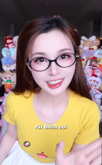 Mèo 2k4 trổ tài cosplay, nhảy