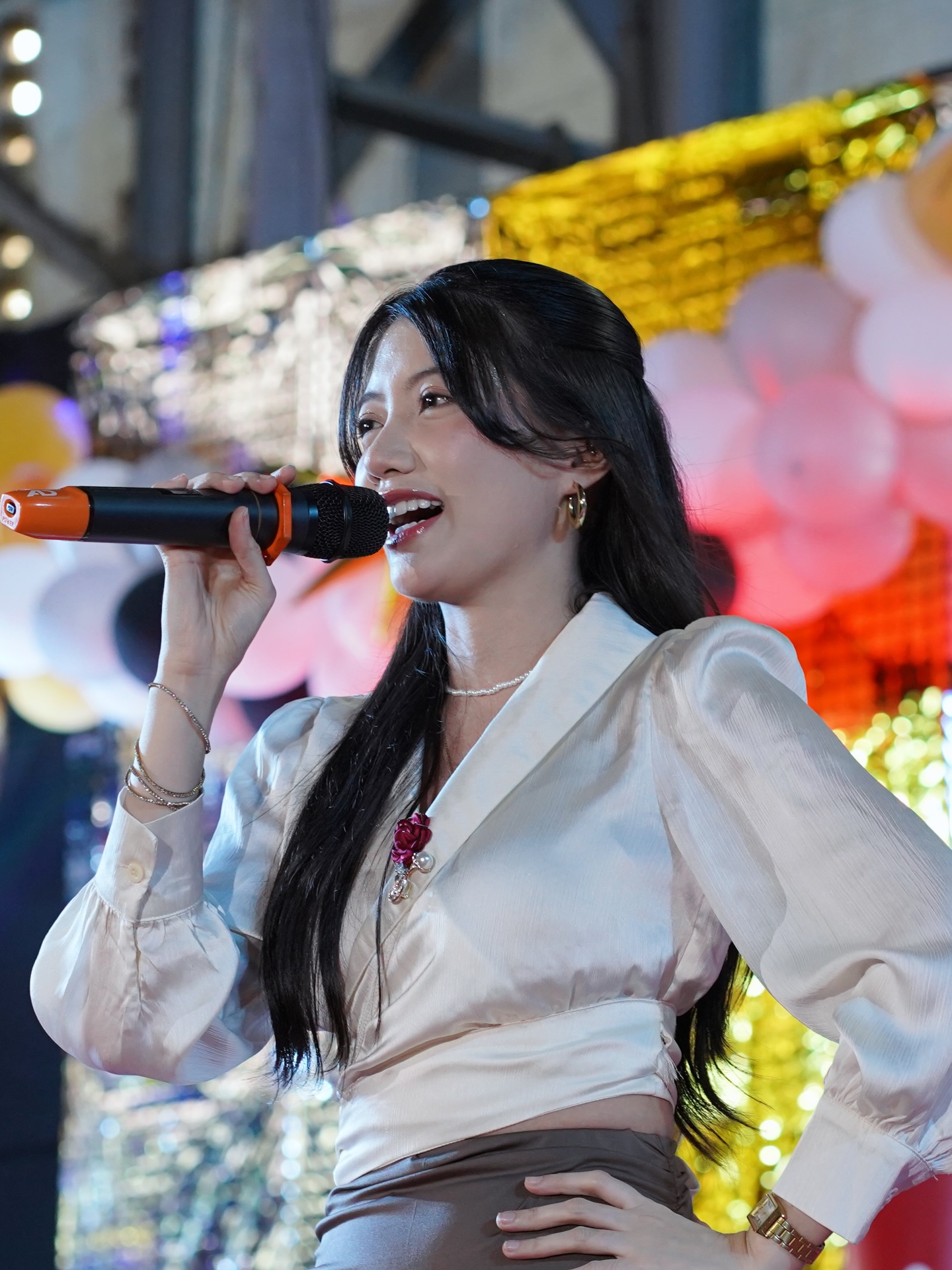 Vừa dùng nhạc Việt, lại còn hát tiếng Việt và nhảy cực quyến rũ, nữ TikToker khiến CDM không khỏi thích thú