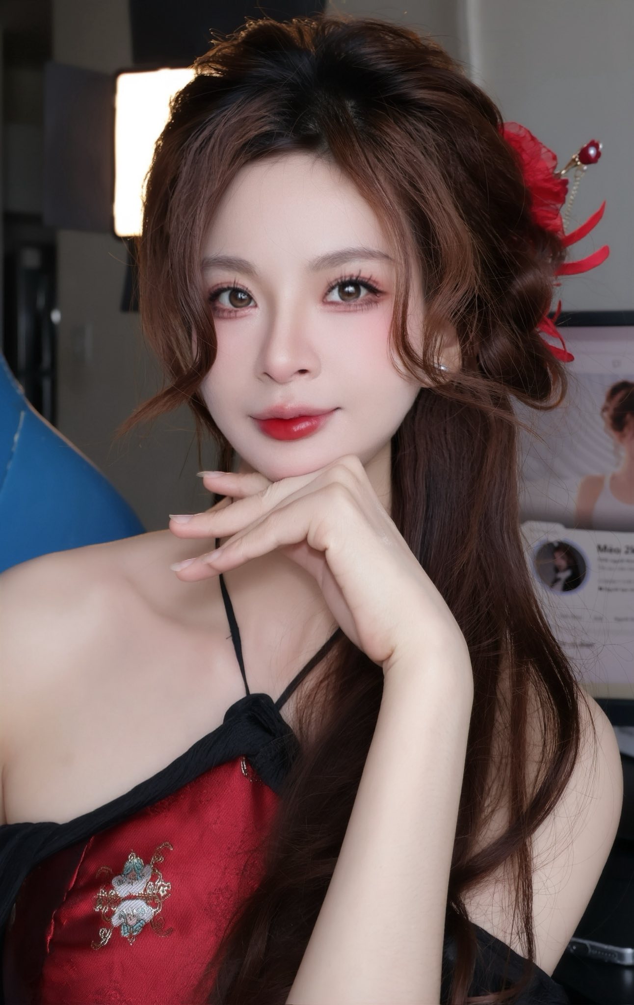 Mèo 2k4 trổ tài cosplay, nhảy