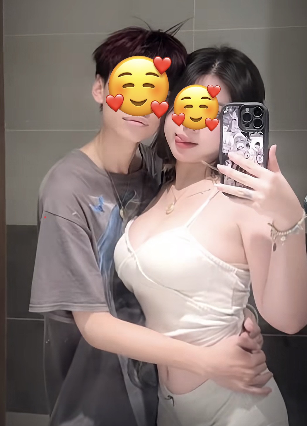 Bất chấp tất cả để câu kéo người xem, cặp đôi khiến dân mạng 