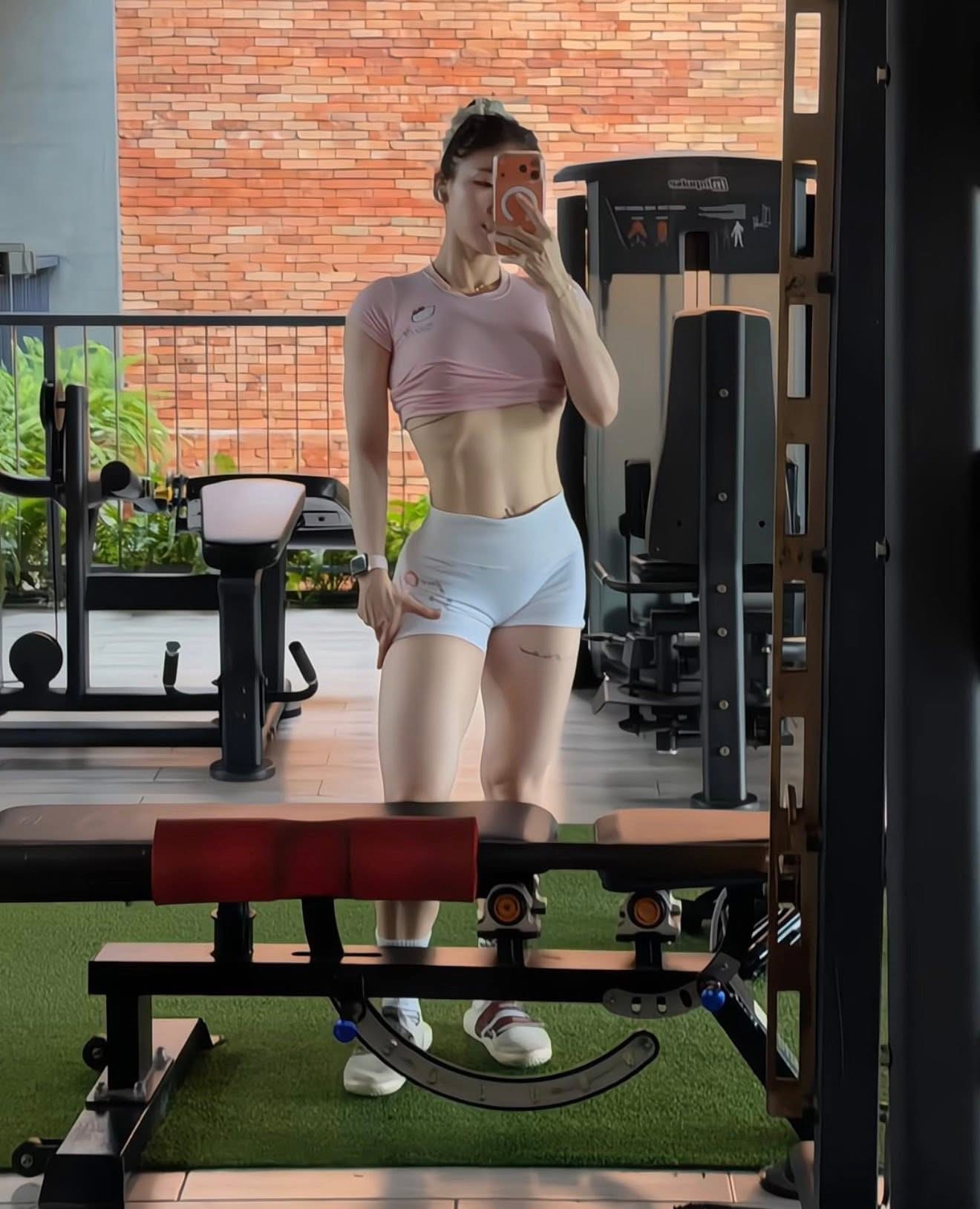 Không chỉ có vẻ ngoài nóng bỏng, nữ gymer hot nhất hiện nay hé lộ là một 