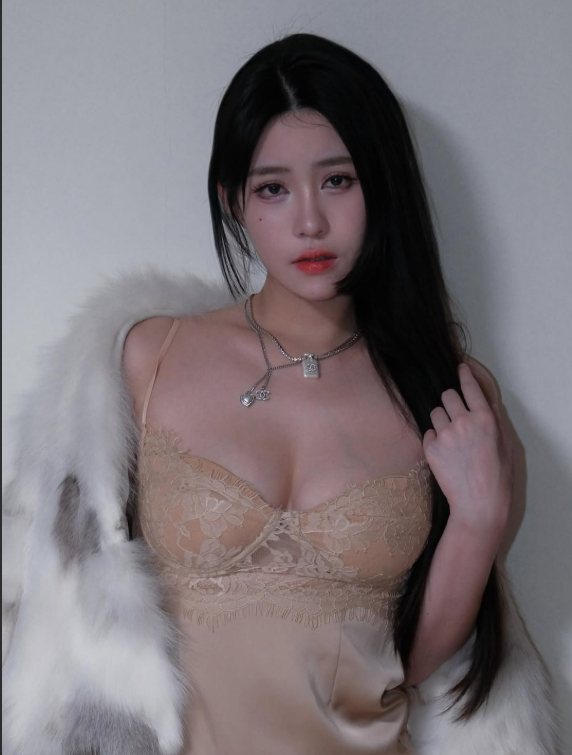 Làm rơi kem ngoài phố, hot girl xinh đẹp có hành động không ngờ, follow tăng chóng mặt