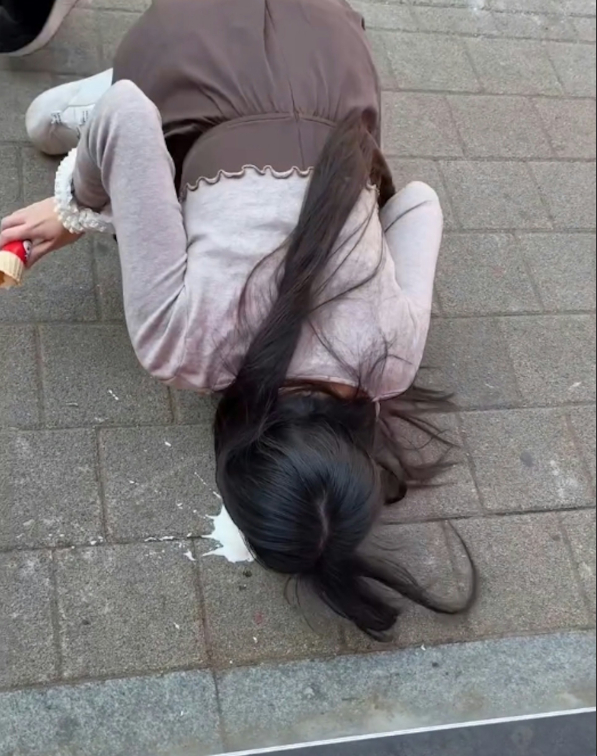 Làm rơi kem ngoài phố, hot girl xinh đẹp có hành động không ngờ, follow tăng chóng mặt