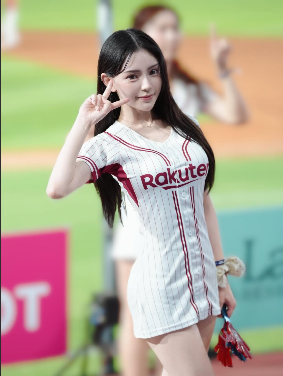 Chỉ vì ăn ức gà bằng bát giấy, nàng hot girl nhận 