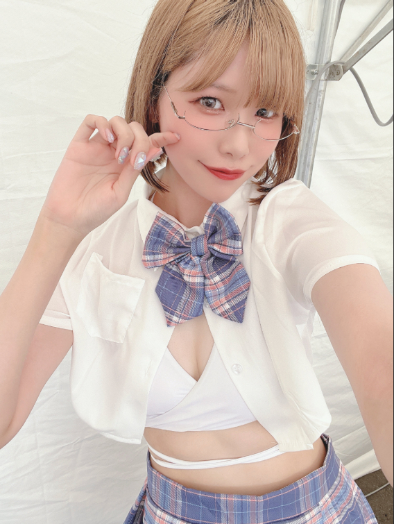 Liều lĩnh tạo thử thách gập bụng theo lượt like, hot girl gợi cảm 