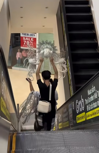 Mang gần 15kg đạo cụ trên người, nữ coser khiến tất cả thán phục với công sức