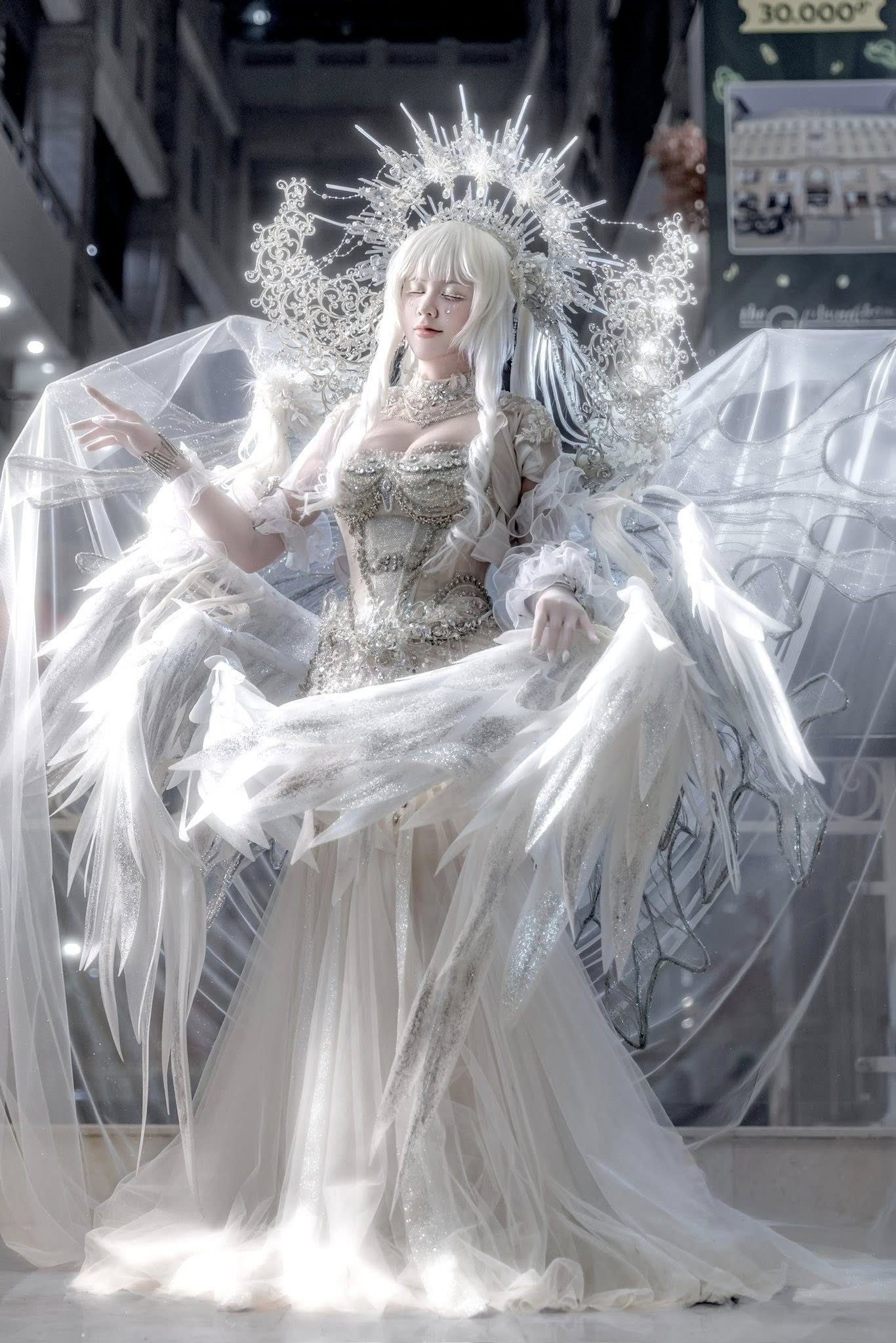 Mang gần 15kg đạo cụ trên người, nữ coser khiến tất cả thán phục với công sức