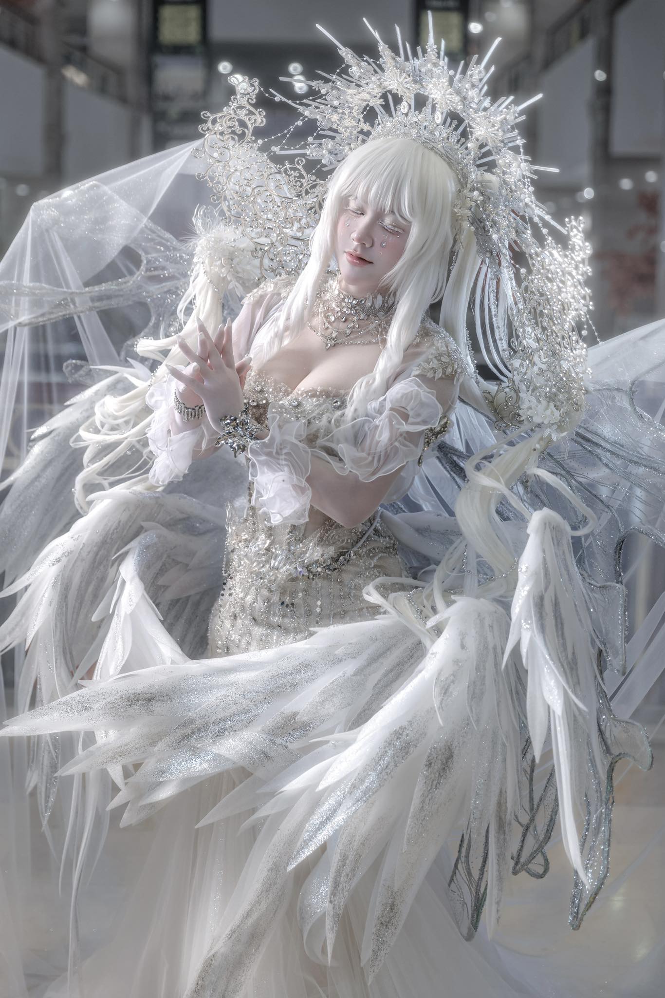 Mang gần 15kg đạo cụ trên người, nữ coser khiến tất cả thán phục với công sức