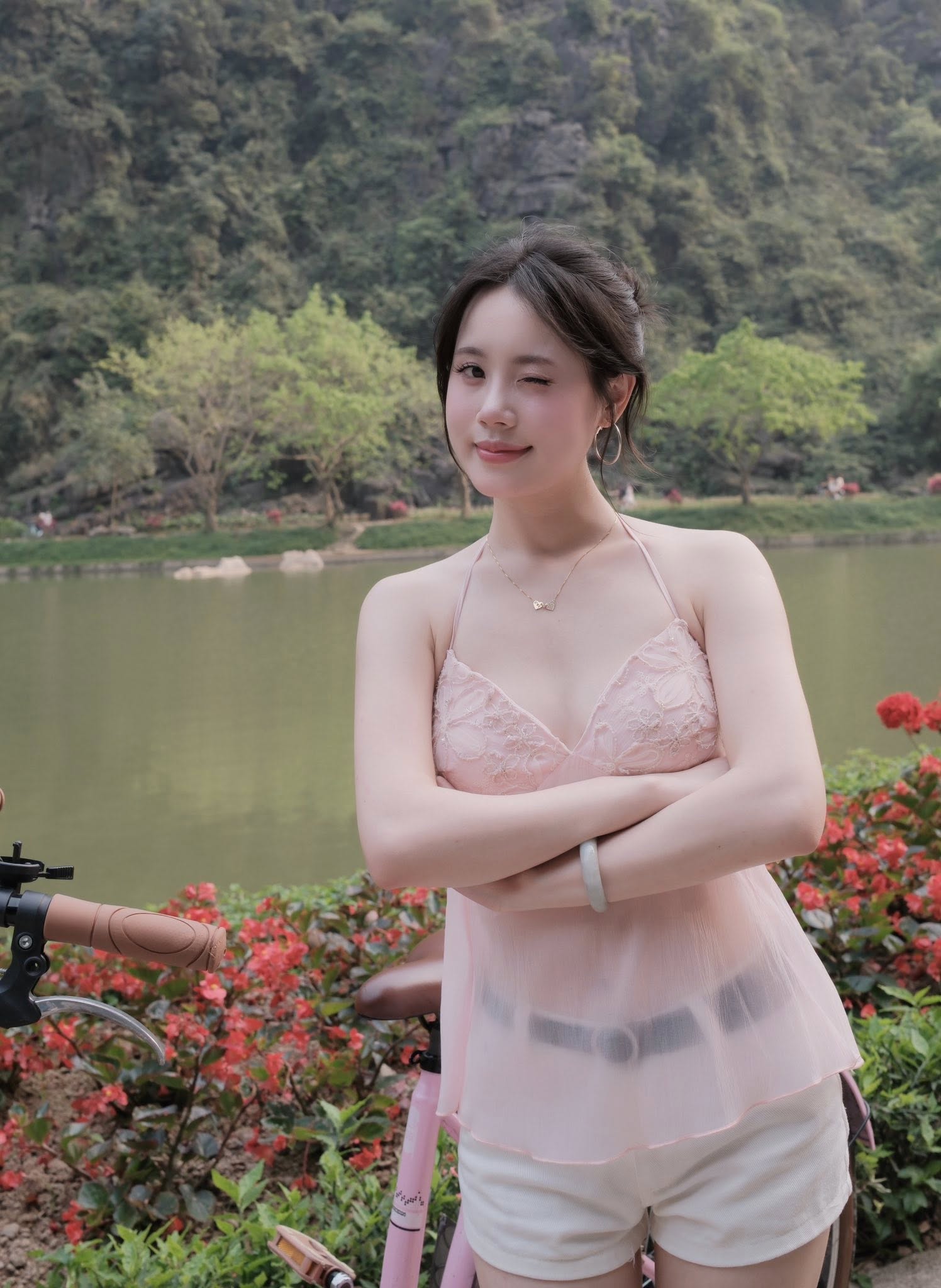 Dạo chơi ở Tuyệt Tình Cốc, bộ ảnh của hot girl bất ngờ viral chóng mặt