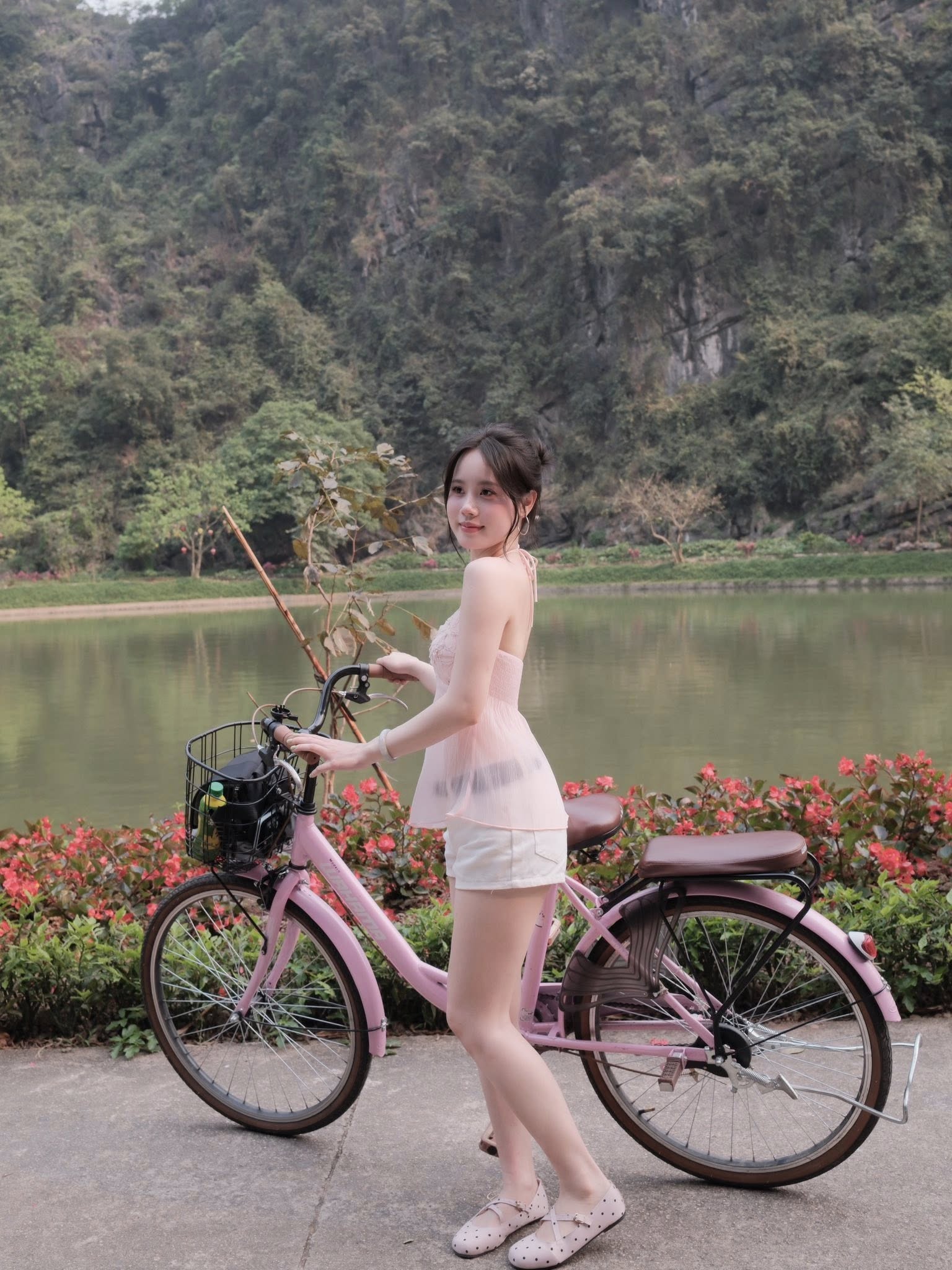 Dạo chơi ở Tuyệt Tình Cốc, bộ ảnh của hot girl bất ngờ viral chóng mặt