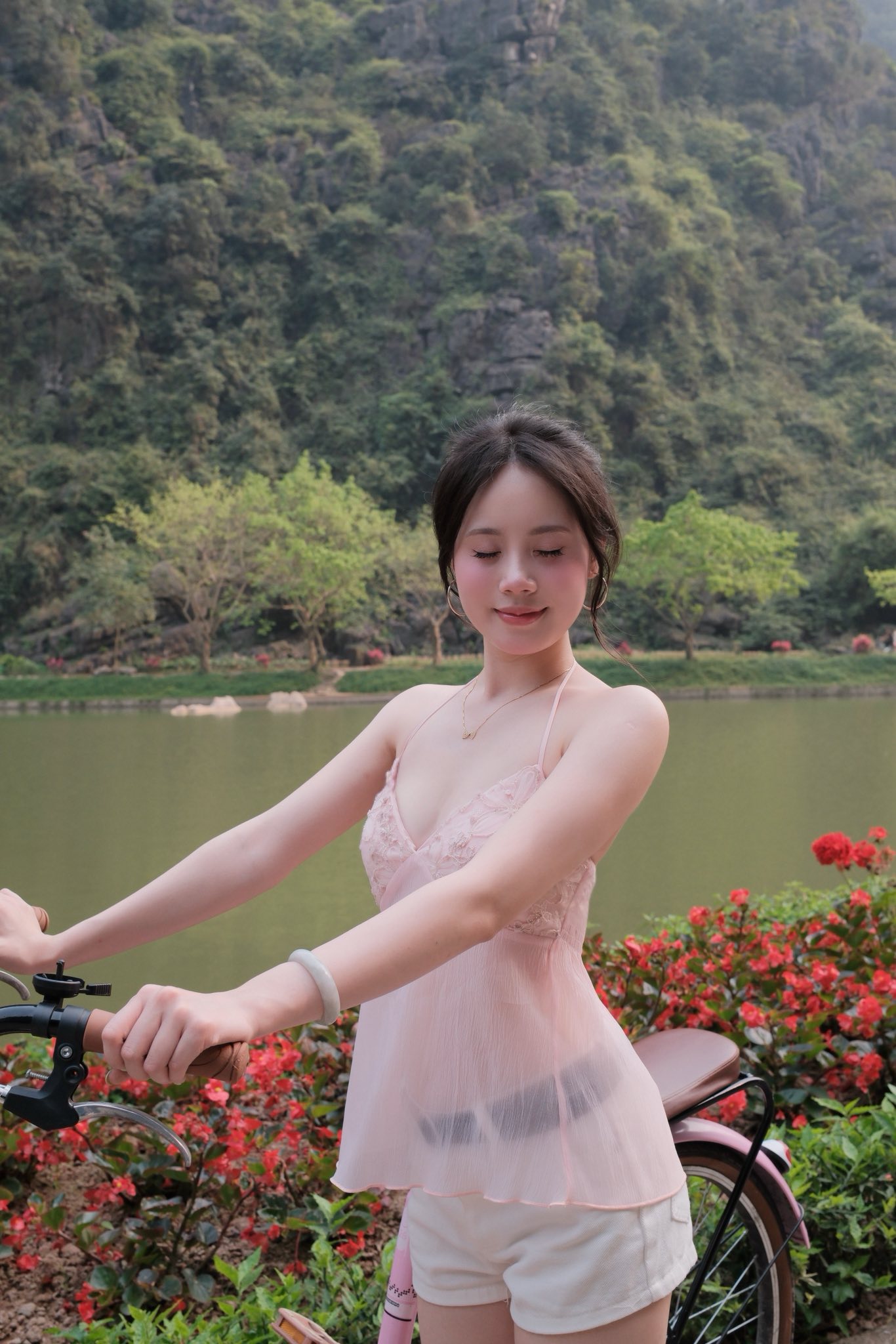 Dạo chơi ở Tuyệt Tình Cốc, bộ ảnh của hot girl bất ngờ viral chóng mặt