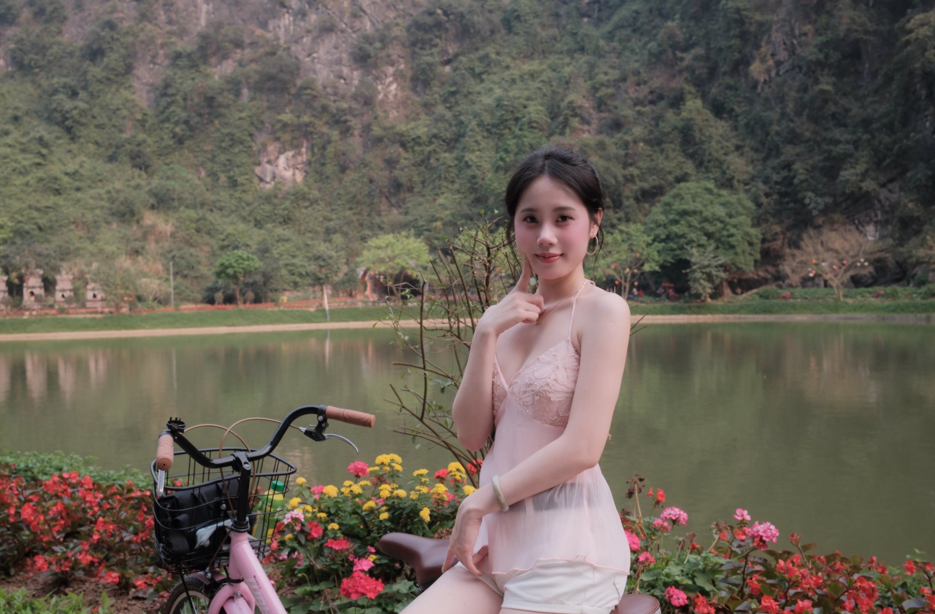 Dạo chơi ở Tuyệt Tình Cốc, bộ ảnh của hot girl bất ngờ viral chóng mặt