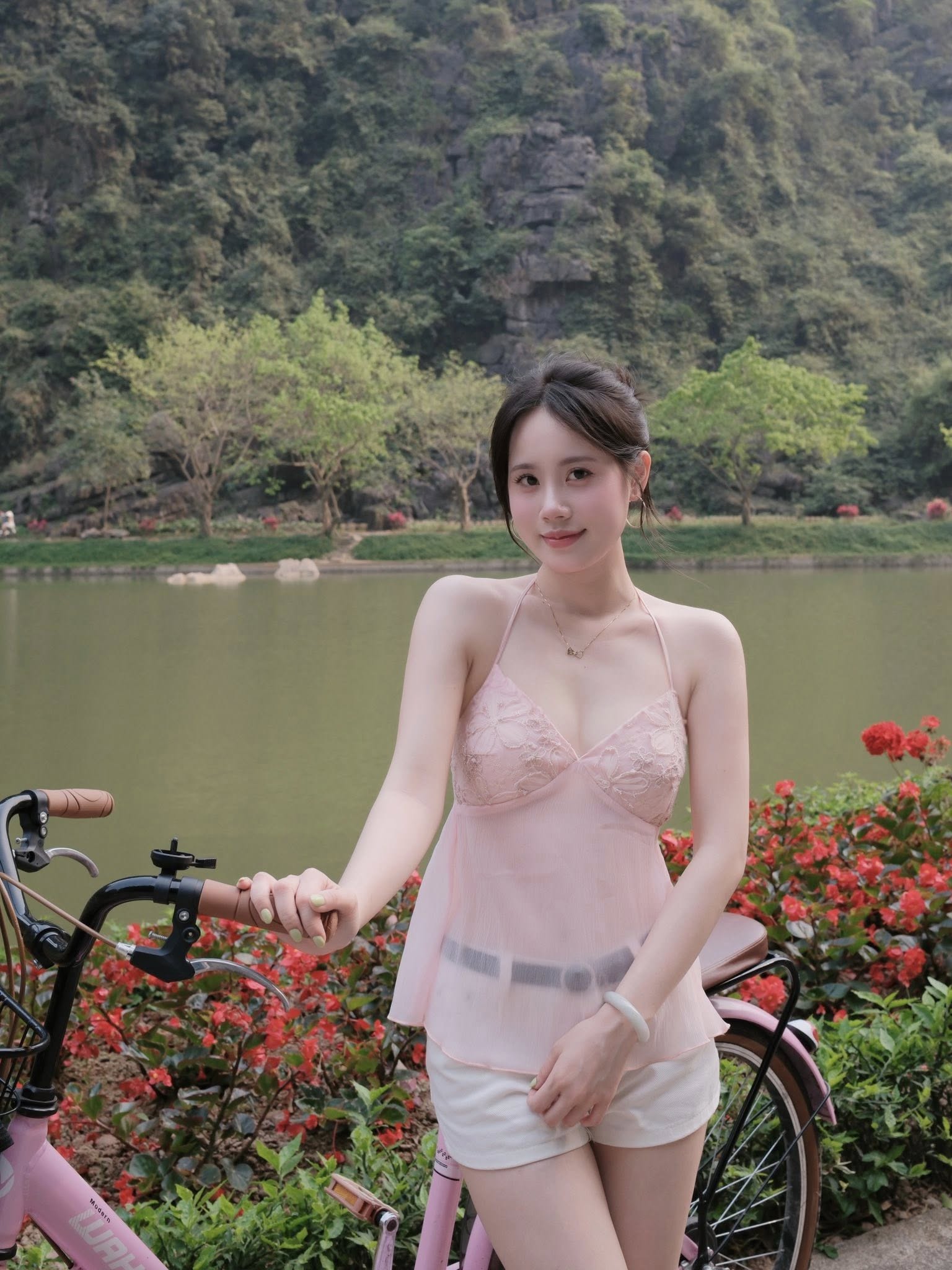 Dạo chơi ở Tuyệt Tình Cốc, bộ ảnh của hot girl bất ngờ viral chóng mặt