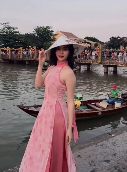 Hóa thân thành nàng thơ Việt, thiếu nữ Myanmar 