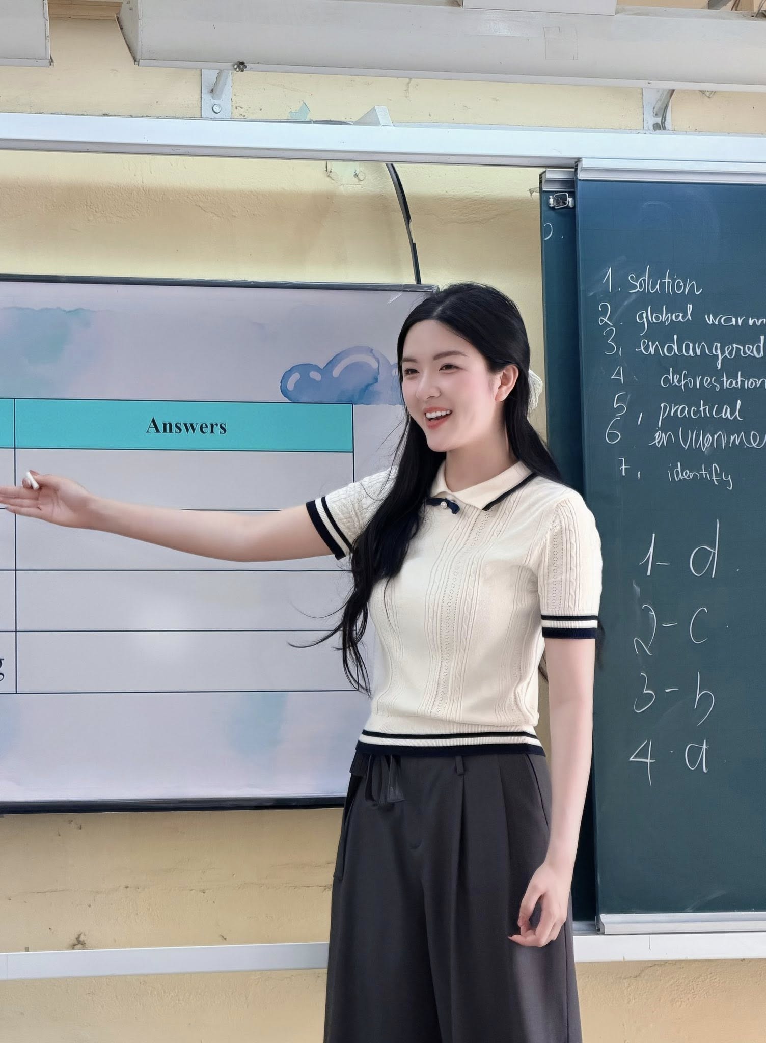 Ngẫu hứng biểu diễn ảo thuật, cô giáo xinh đẹp khiến CDM hết lời khen ngợi