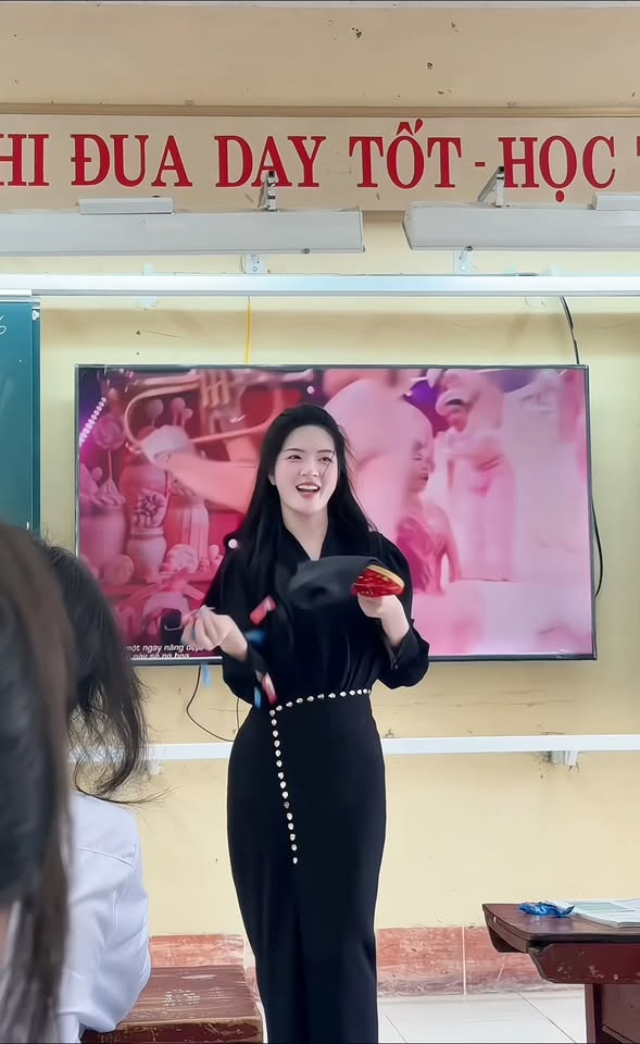 Ngẫu hứng biểu diễn ảo thuật, cô giáo xinh đẹp khiến CDM hết lời khen ngợi