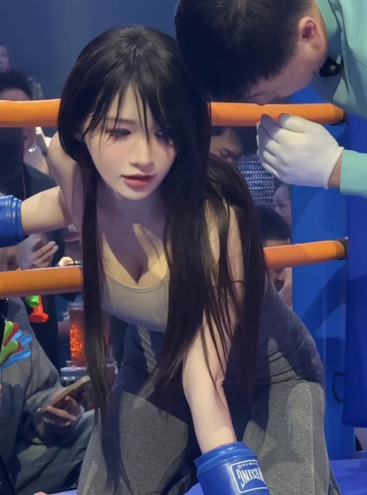 Nữ coser với màn xuất hiện chưa từng có trên sàn quyền anh, nhan sắc cực phẩm, lầy lội tấu hài