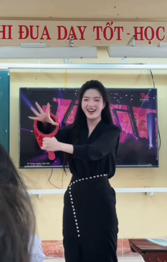 Ngẫu hứng biểu diễn ảo thuật, cô giáo xinh đẹp khiến CDM hết lời khen ngợi