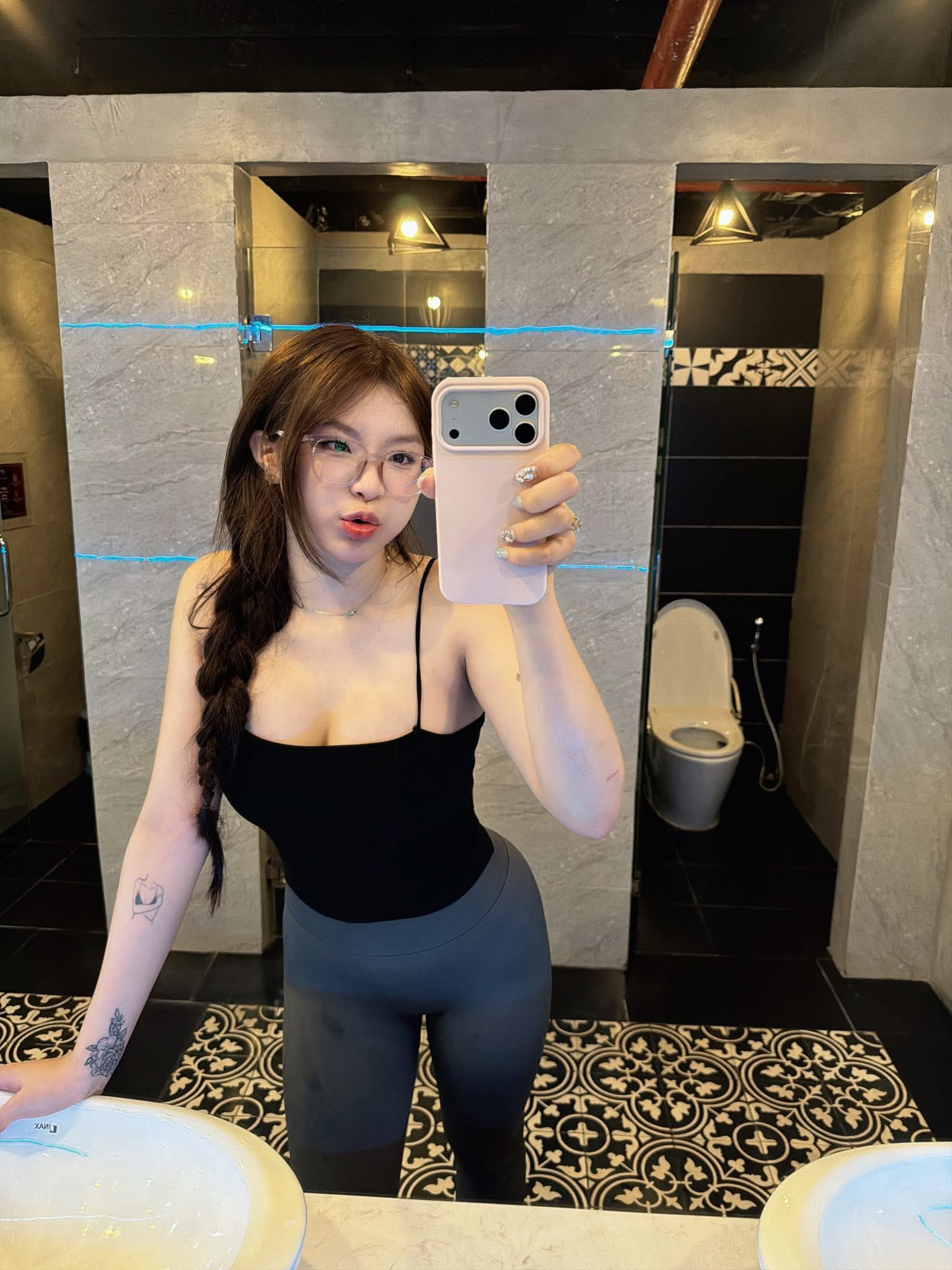 Bị mỉa mai chuyện váy áo, idol Linh Thỏ 