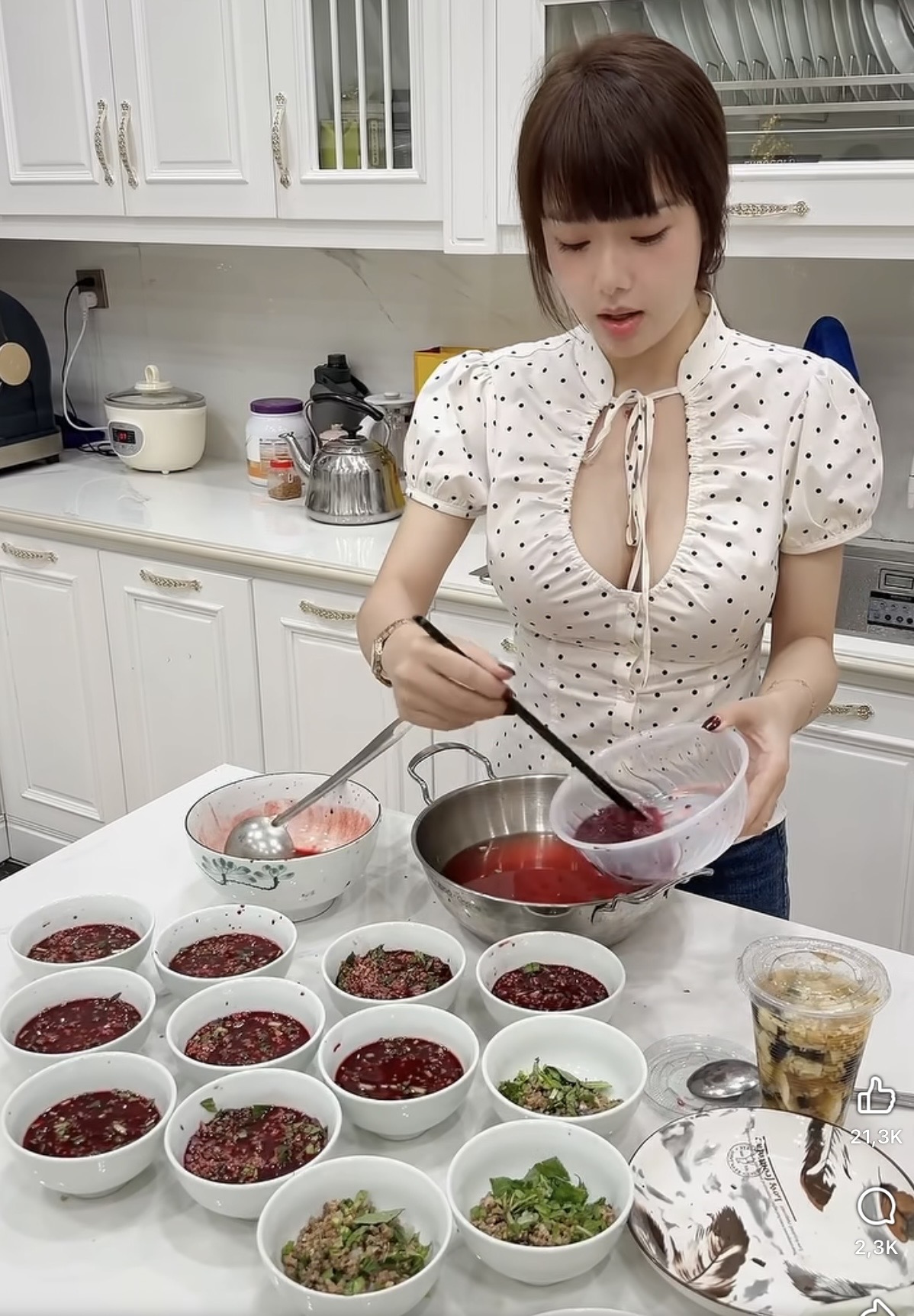 Cô giáo Hương trổ tài đứng bếp làm món khoái khẩu, clip nhận bão tương tác, fan tấm tắc 