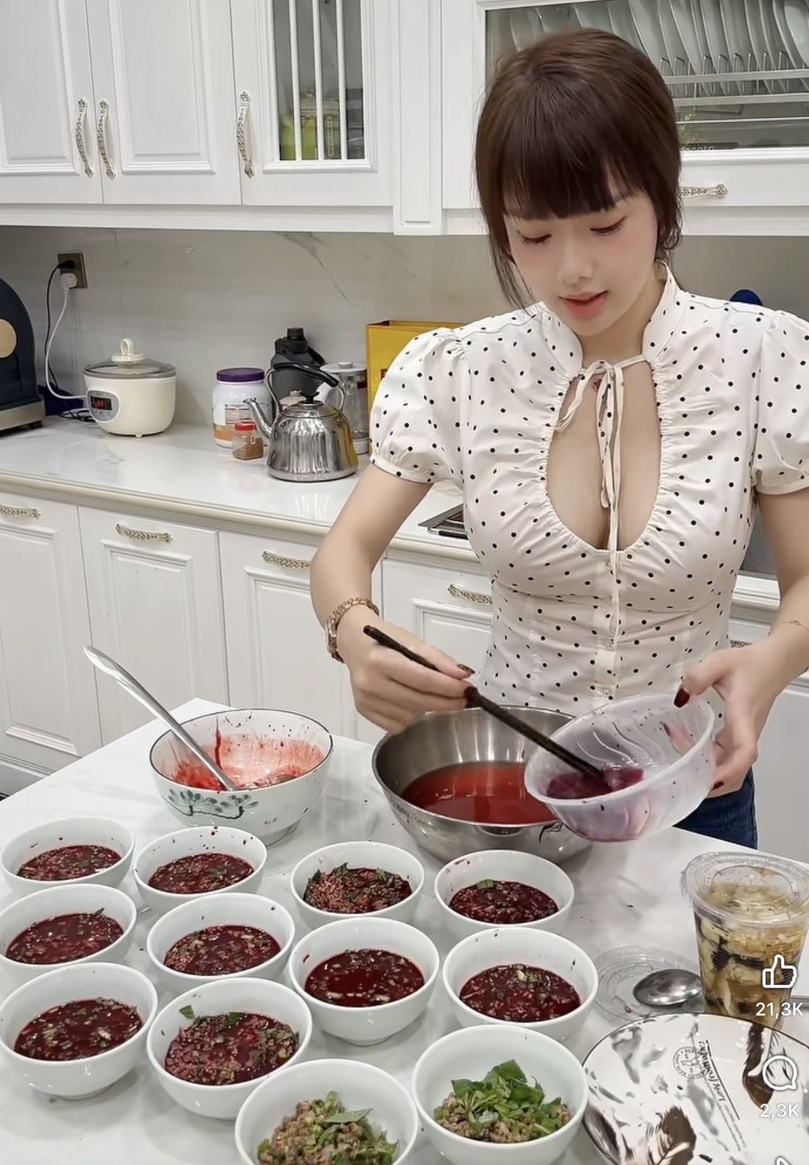 Cô giáo Hương trổ tài đứng bếp làm món khoái khẩu, clip nhận bão tương tác, fan tấm tắc 