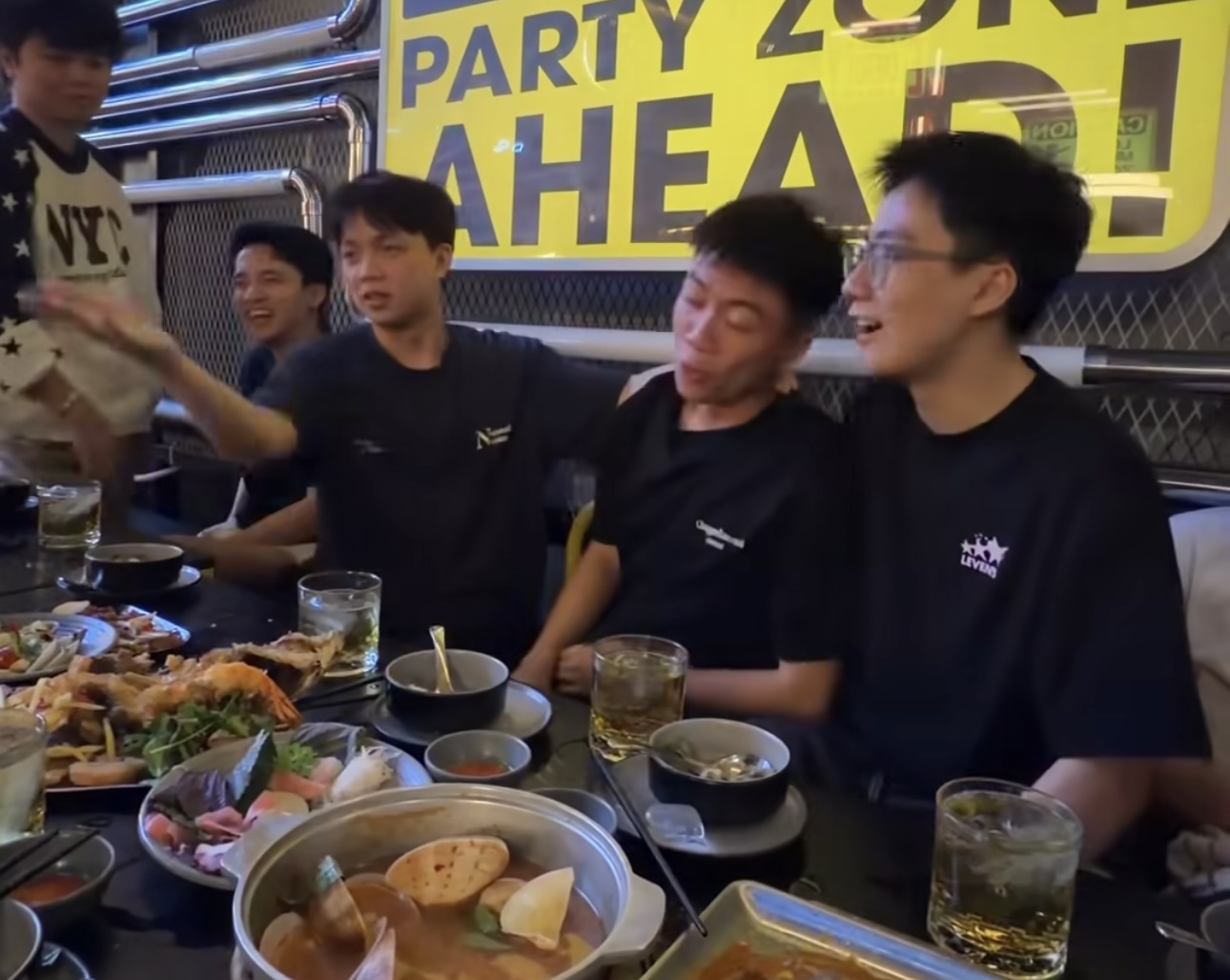 Cả bầu trời thanh xuân ùa về: Đội hình Team Flash huyền thoại bất ngờ hội tụ rôm rả