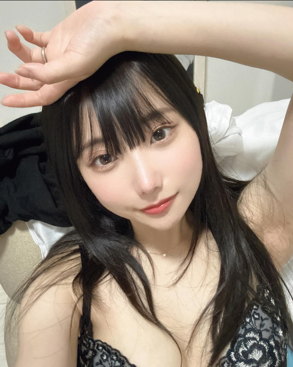 Hot girl giải nghệ, biến mất một năm để đi làm nhân viên văn phòng và cái kết đắng cay