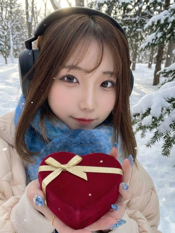 Hot girl giải nghệ, biến mất một năm để đi làm nhân viên văn phòng và cái kết đắng cay