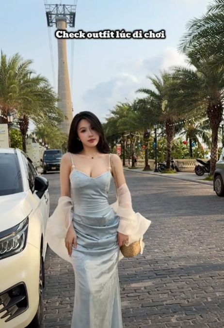 Biến hình từ lúc đi làm sang đi chơi, hot girl 