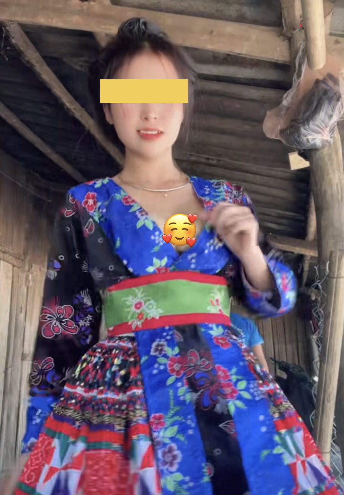 Cô gái bản lên xu hướng với phong cách hở bạo, bỏ ngoài tai bình luận trái chiều, dân tình ngao ngán về thuật toán của TikTok