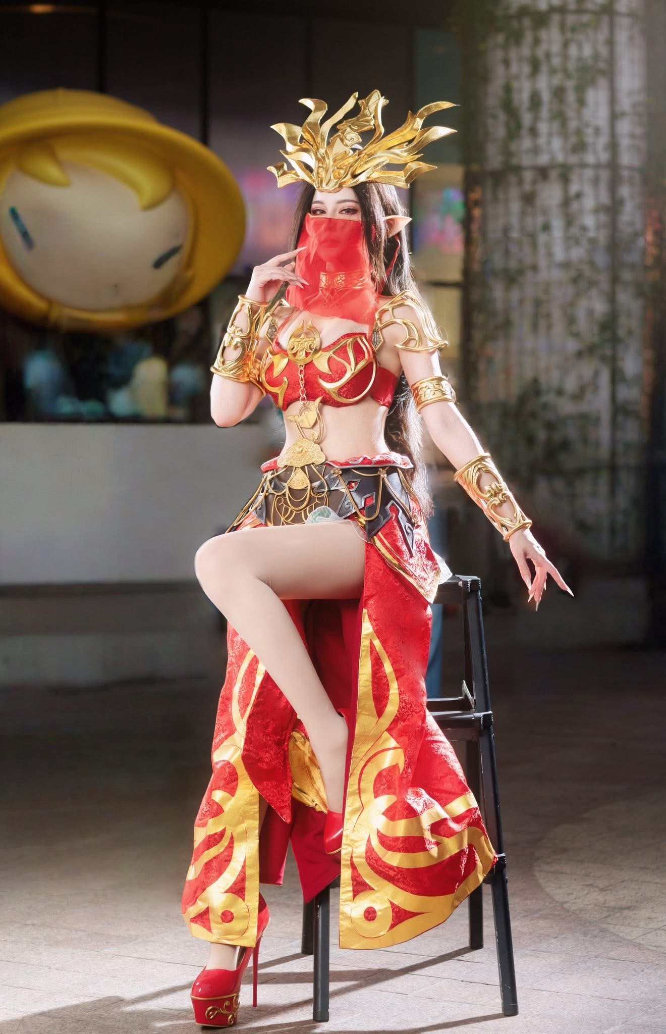 Không thể rời mắt với màn cosplay Mỹ Đỗ Toa Nữ Vương đẹp đến nghẹt thở