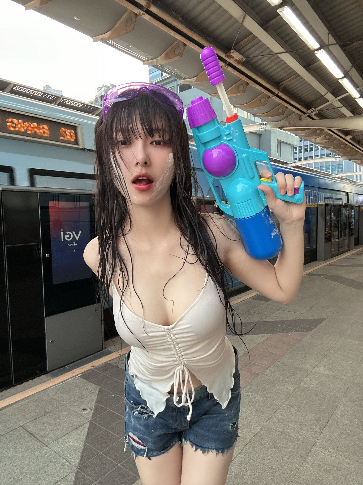 Nhan sắc gây mê của hot girl Thái Lan tại lễ hội té nước, hứng trọn combo đến 