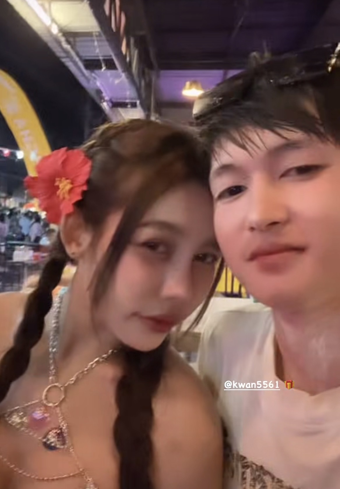 Cô gái diện đồ quá bạo đi té nước khiến netizen 