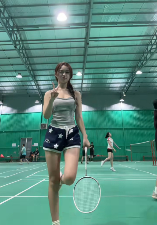 Quay vlog chơi cầu lông, nữ TikTok bất ngờ viral chóng mặt