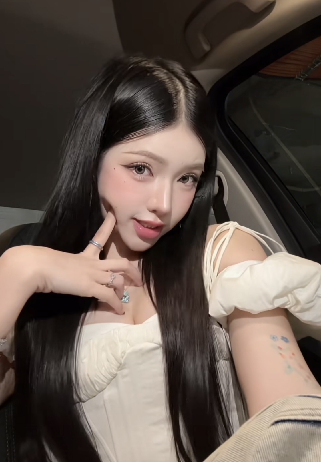 Thăng hạng nhan sắc ngoạn mục, Ciin gây sốc với bình luận về bản thân trong quá khứ