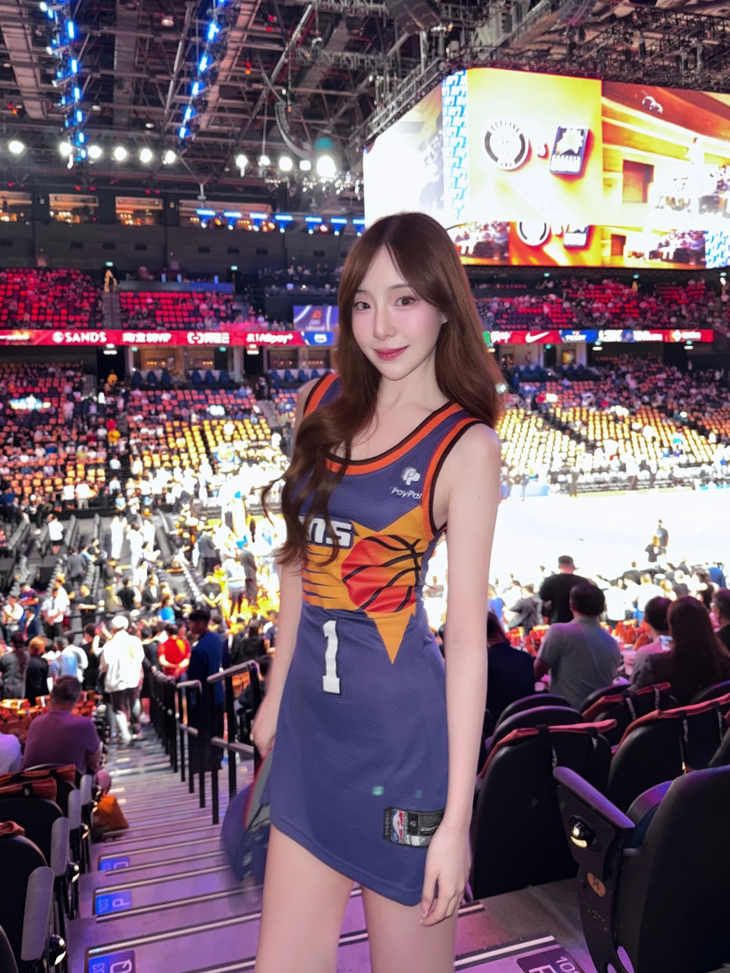 Ngẫu hứng chụp hình ở sân bóng rổ, hot girl bất ngờ viral vì quá xinh đẹp