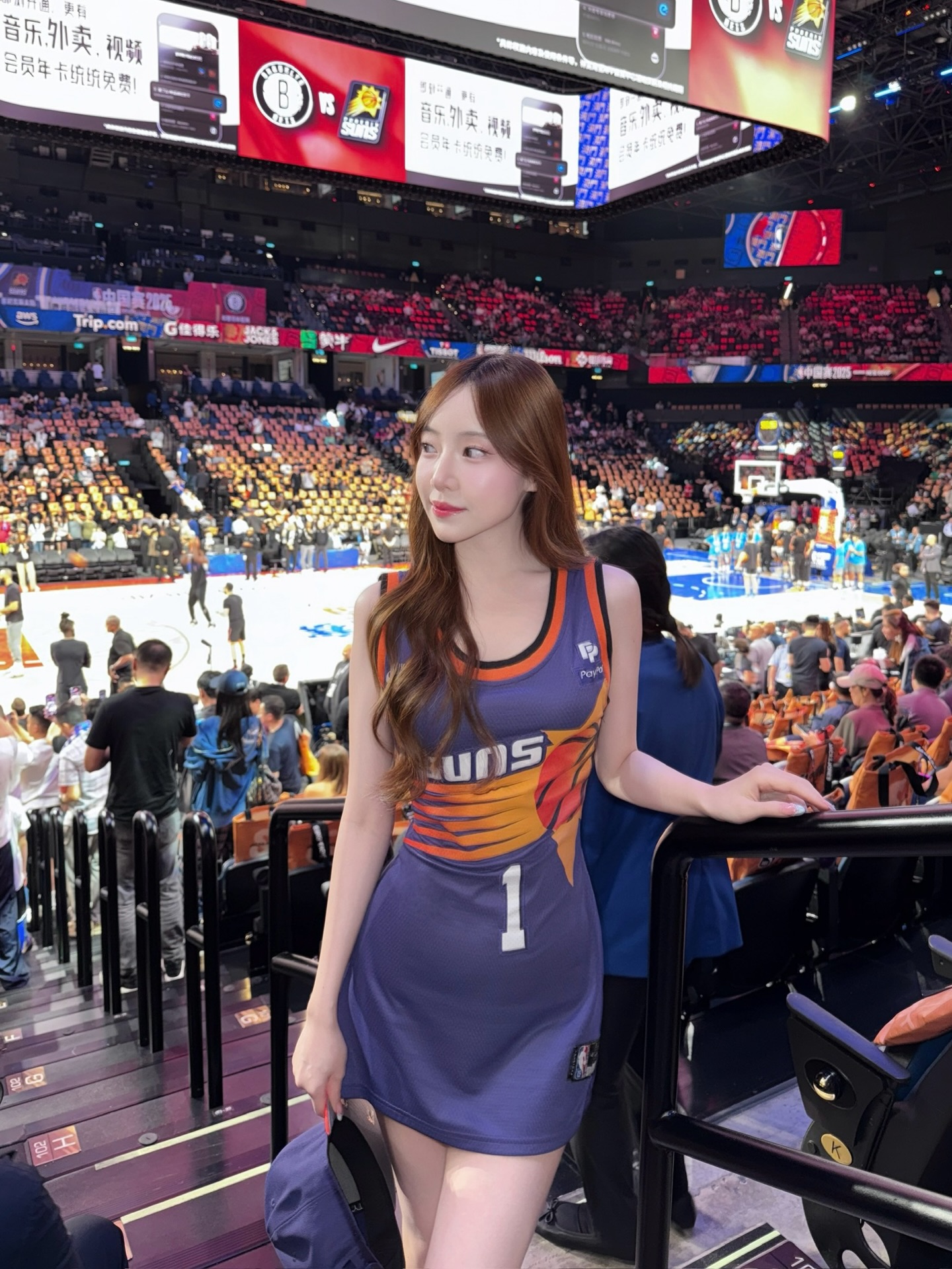 Ngẫu hứng chụp hình ở sân bóng rổ, hot girl bất ngờ viral vì quá xinh đẹp