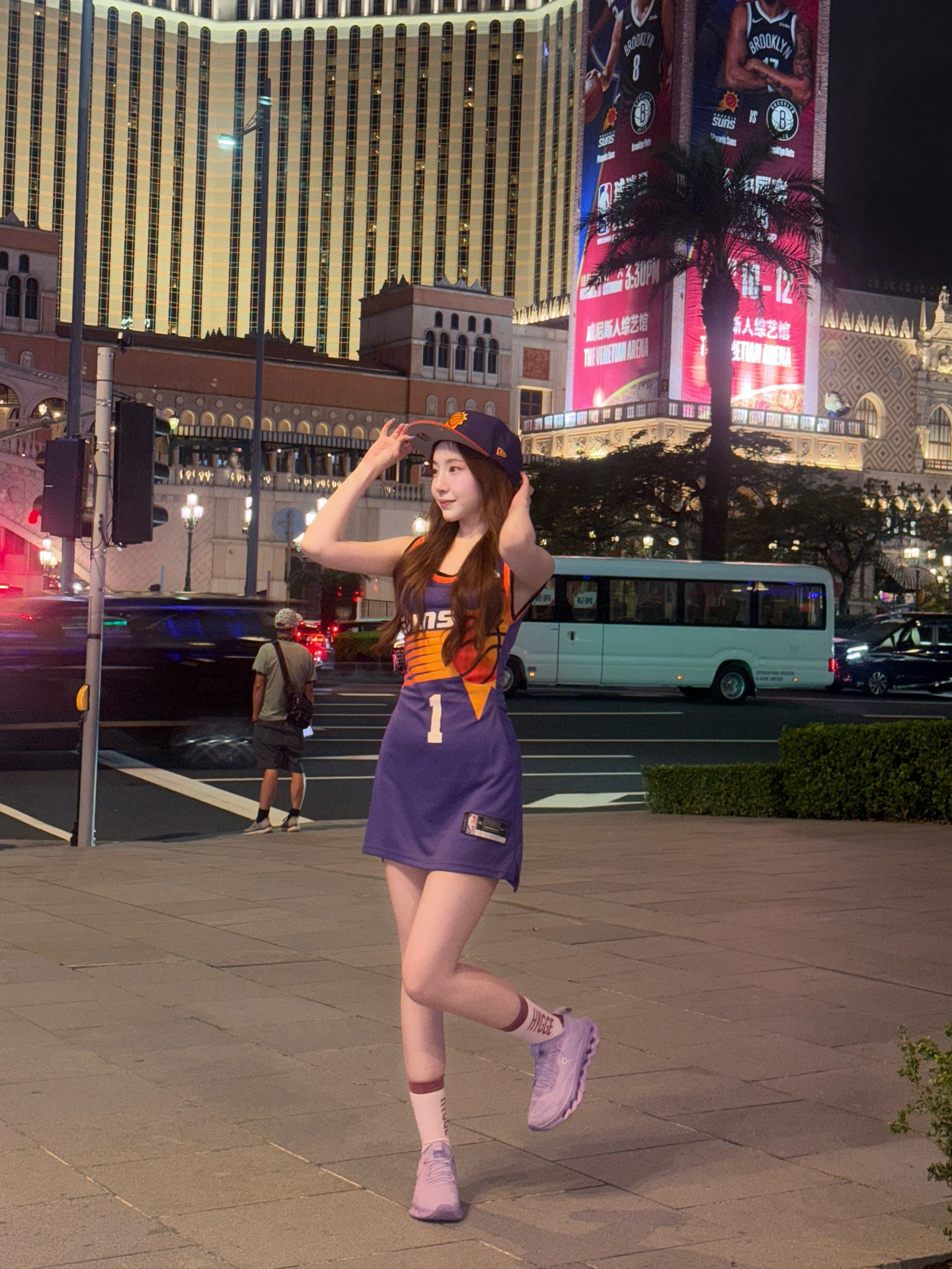 Ngẫu hứng chụp hình ở sân bóng rổ, hot girl bất ngờ viral vì quá xinh đẹp