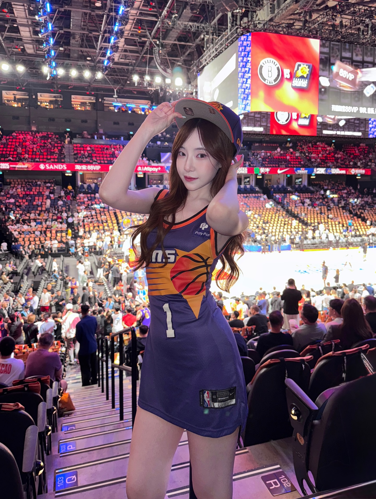 Ngẫu hứng chụp hình ở sân bóng rổ, hot girl bất ngờ viral vì quá xinh đẹp