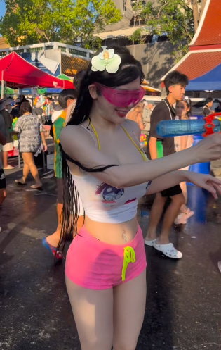 Chơi té nước, hot girl hút gần 4 triệu lượt xem, viral xuyên quốc gia khiến cả cộng đồng mạng Việt Nam thích thú