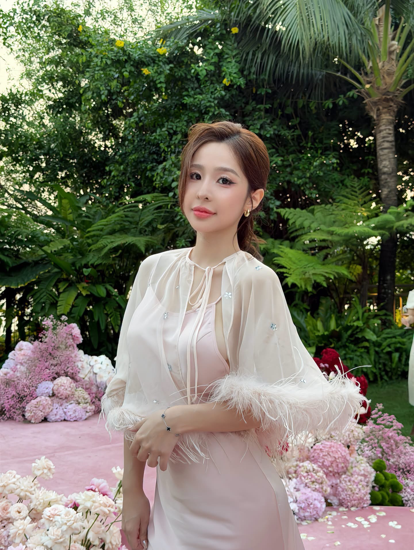 Nhan sắc mặn mà của Tammy Phạm, lưng trần quyến rũ tựa nàng thơ đời thực