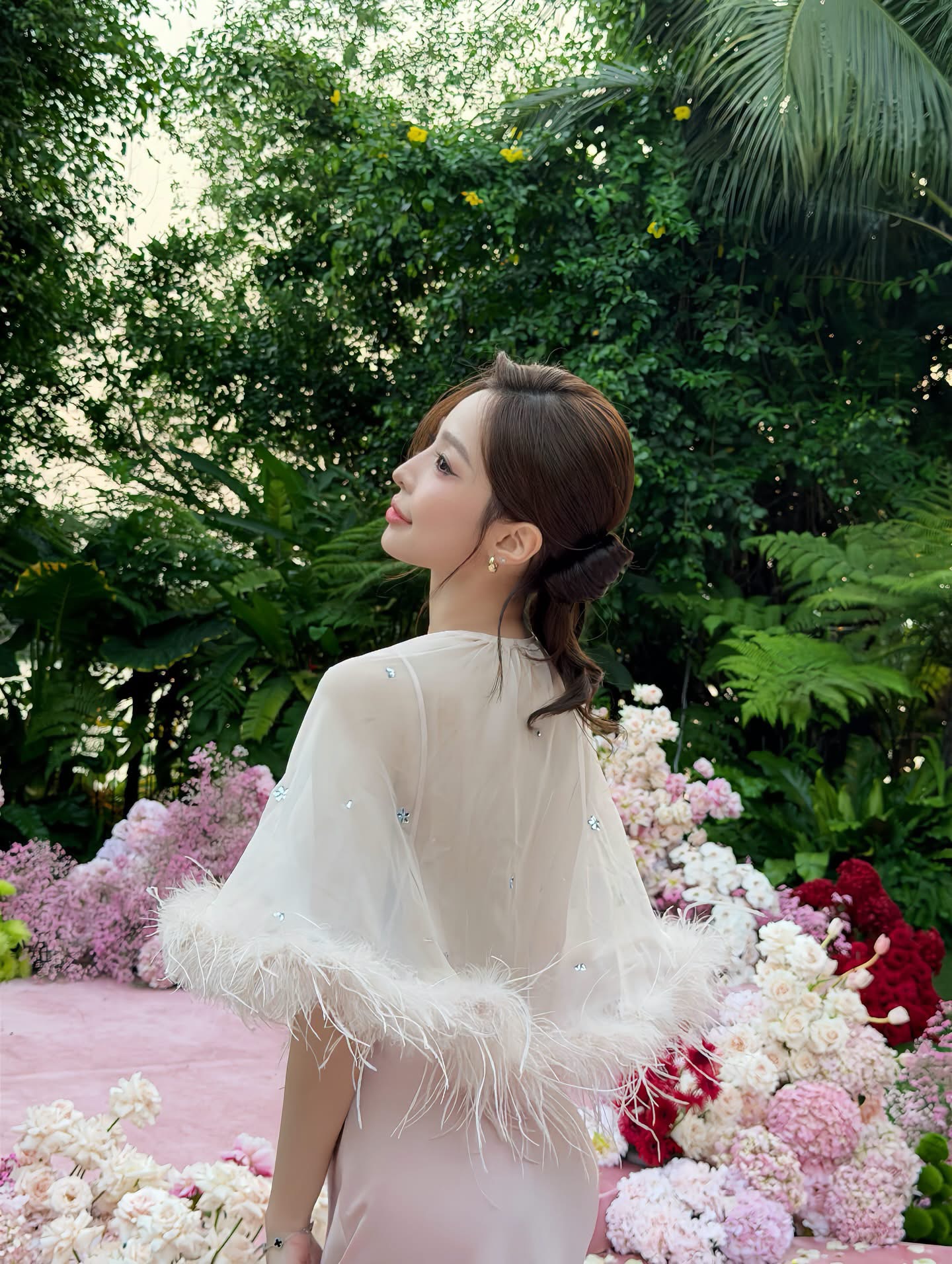 Nhan sắc mặn mà của Tammy Phạm, lưng trần quyến rũ tựa nàng thơ đời thực