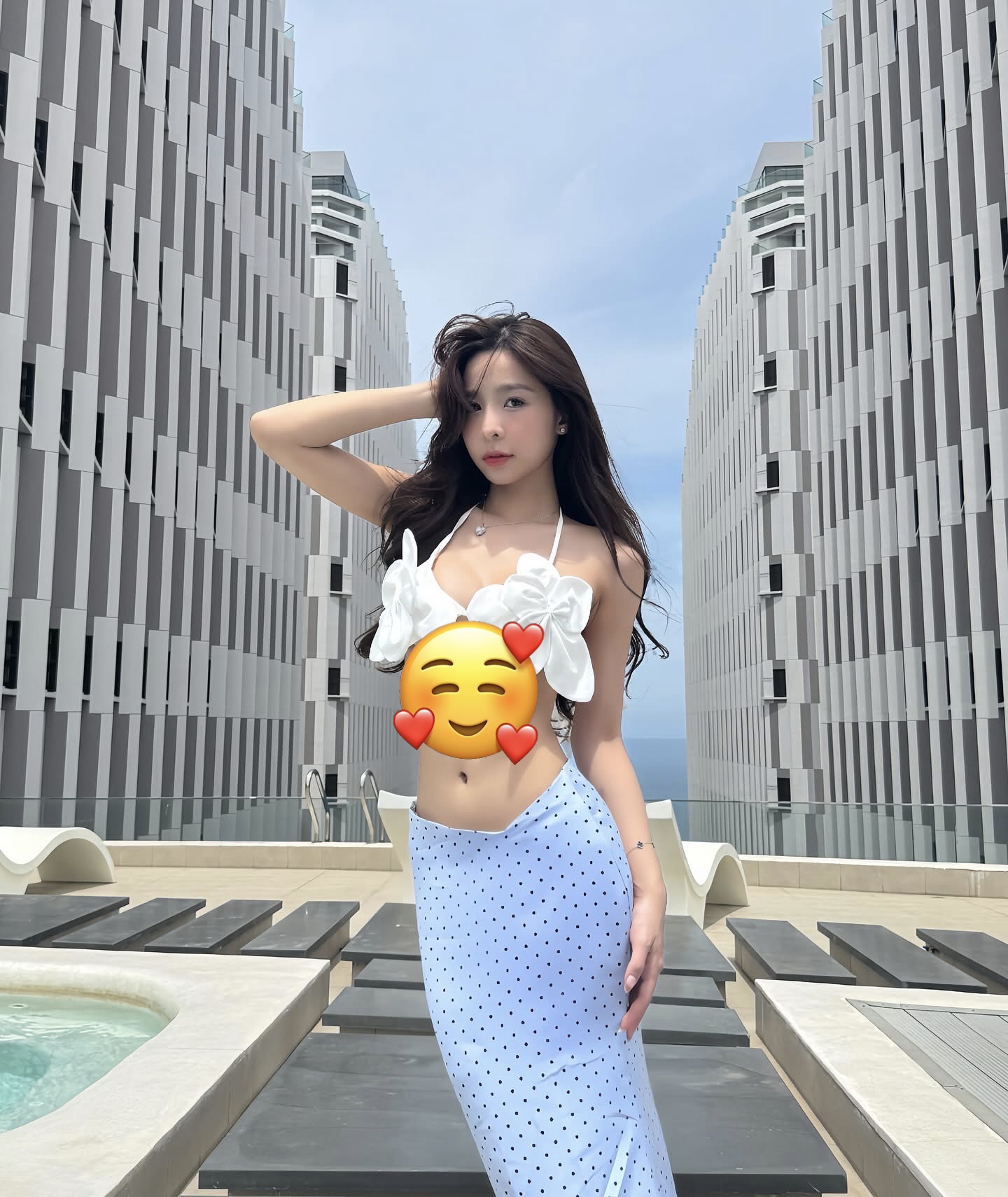 Nhan sắc mặn mà của Tammy Phạm, lưng trần quyến rũ tựa nàng thơ đời thực